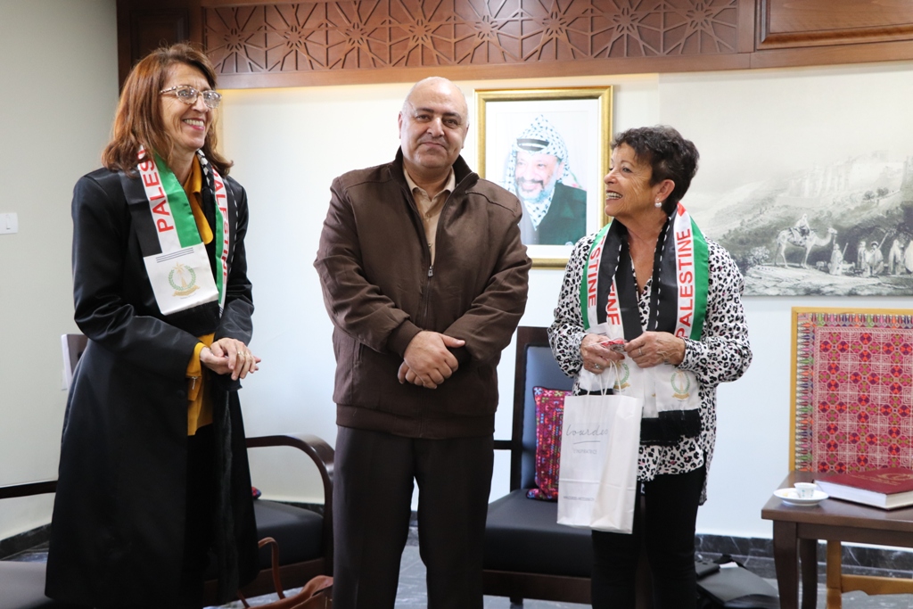 بلدية بيت لحم تستقبل 10 وفود من مدن متوأمة وشريكة  والمعهد الأرزق من روما يتبرع بمعدات طبية لبلدية بيت لحم