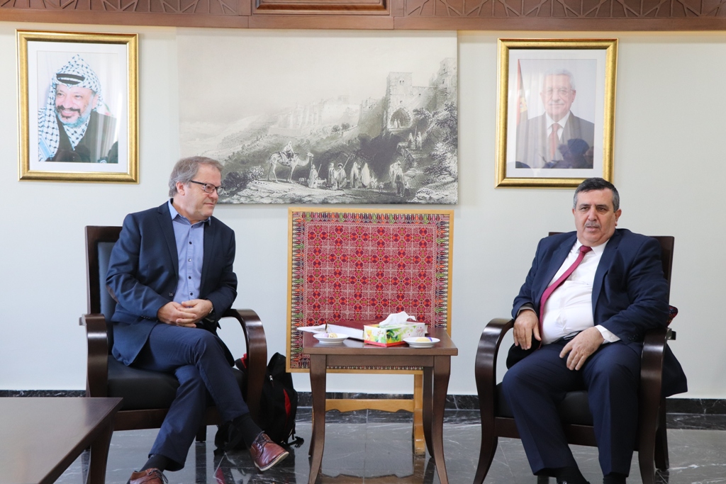 بلدية بيت لحم تستقبل 10 وفود من مدن متوأمة وشريكة  والمعهد الأرزق من روما يتبرع بمعدات طبية لبلدية بيت لحم