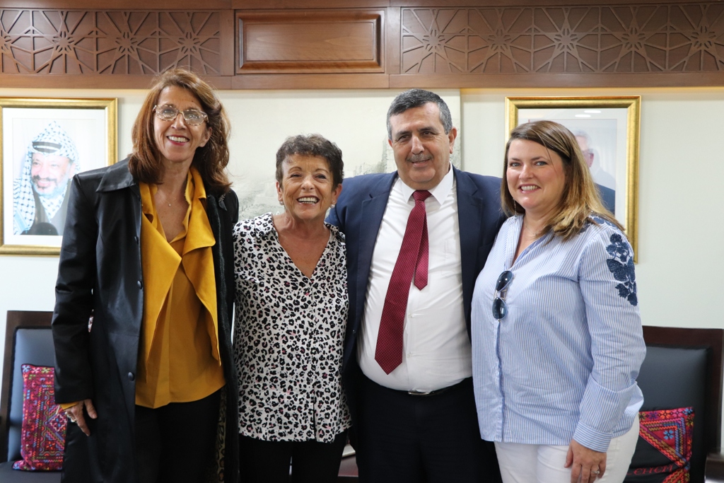 بلدية بيت لحم تستقبل 10 وفود من مدن متوأمة وشريكة  والمعهد الأرزق من روما يتبرع بمعدات طبية لبلدية بيت لحم