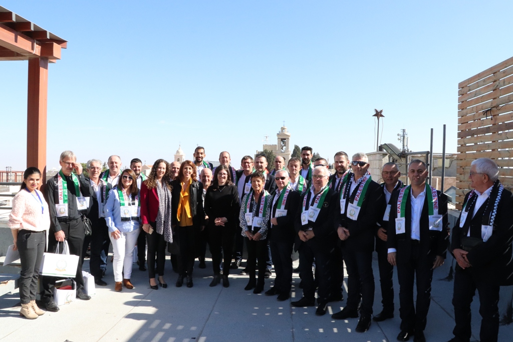 بلدية بيت لحم تستقبل 10 وفود من مدن متوأمة وشريكة  والمعهد الأرزق من روما يتبرع بمعدات طبية لبلدية بيت لحم