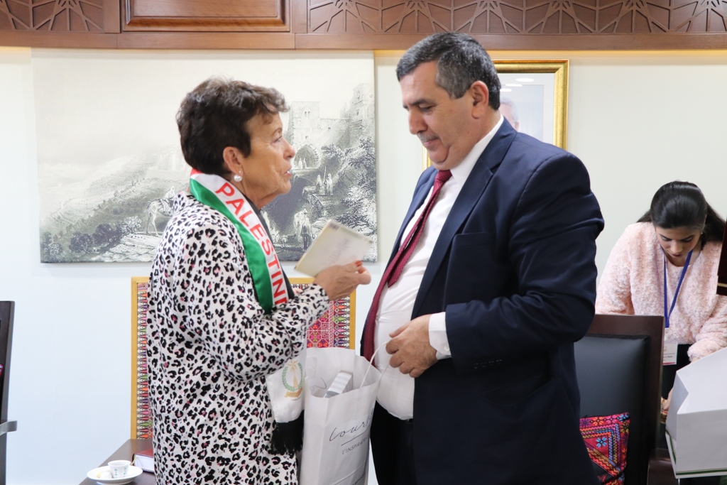 بلدية بيت لحم تستقبل 10 وفود من مدن متوأمة وشريكة  والمعهد الأرزق من روما يتبرع بمعدات طبية لبلدية بيت لحم