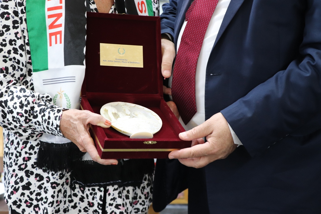 بلدية بيت لحم تستقبل 10 وفود من مدن متوأمة وشريكة  والمعهد الأرزق من روما يتبرع بمعدات طبية لبلدية بيت لحم