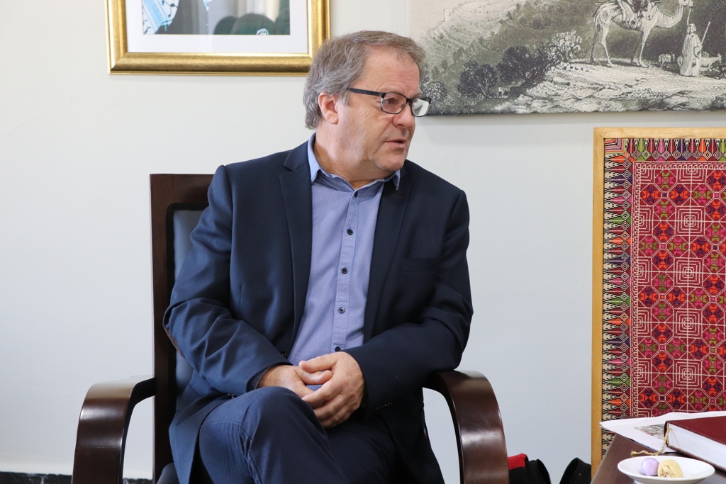 بلدية بيت لحم تستقبل 10 وفود من مدن متوأمة وشريكة  والمعهد الأرزق من روما يتبرع بمعدات طبية لبلدية بيت لحم