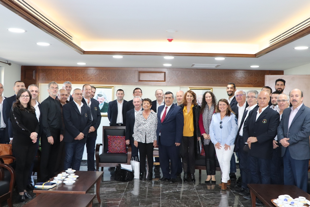 بلدية بيت لحم تستقبل 10 وفود من مدن متوأمة وشريكة  والمعهد الأرزق من روما يتبرع بمعدات طبية لبلدية بيت لحم