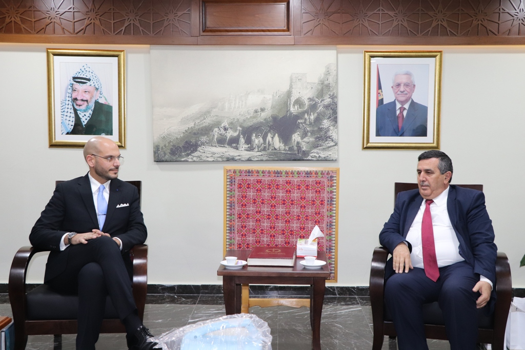 بلدية بيت لحم تستقبل 10 وفود من مدن متوأمة وشريكة  والمعهد الأرزق من روما يتبرع بمعدات طبية لبلدية بيت لحم