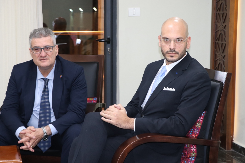 بلدية بيت لحم تستقبل 10 وفود من مدن متوأمة وشريكة  والمعهد الأرزق من روما يتبرع بمعدات طبية لبلدية بيت لحم