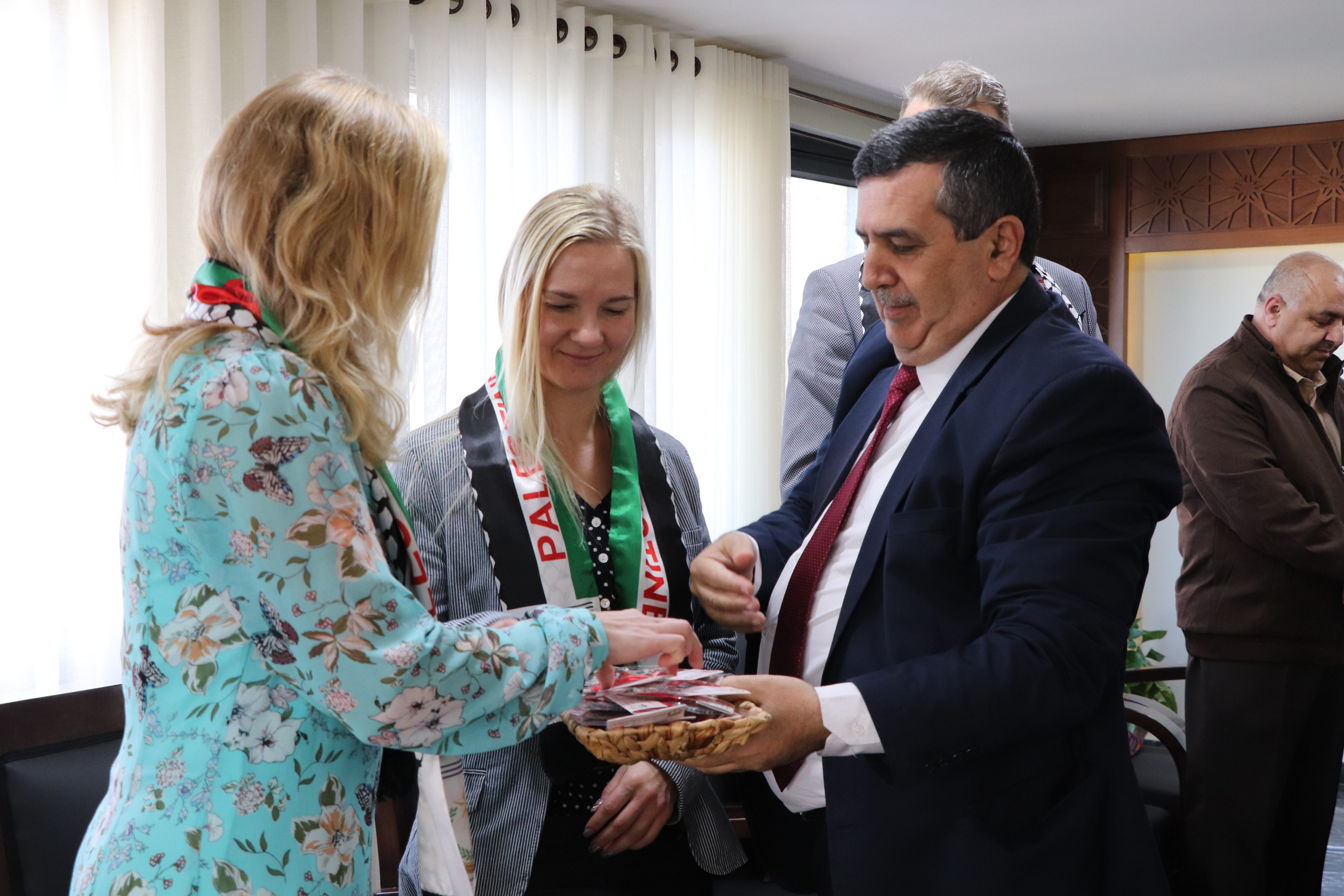 بلدية بيت لحم تستقبل 10 وفود من مدن متوأمة وشريكة  والمعهد الأرزق من روما يتبرع بمعدات طبية لبلدية بيت لحم