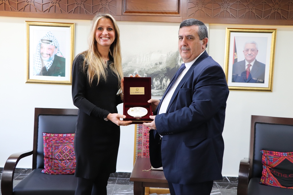 بلدية بيت لحم تستقبل 10 وفود من مدن متوأمة وشريكة  والمعهد الأرزق من روما يتبرع بمعدات طبية لبلدية بيت لحم