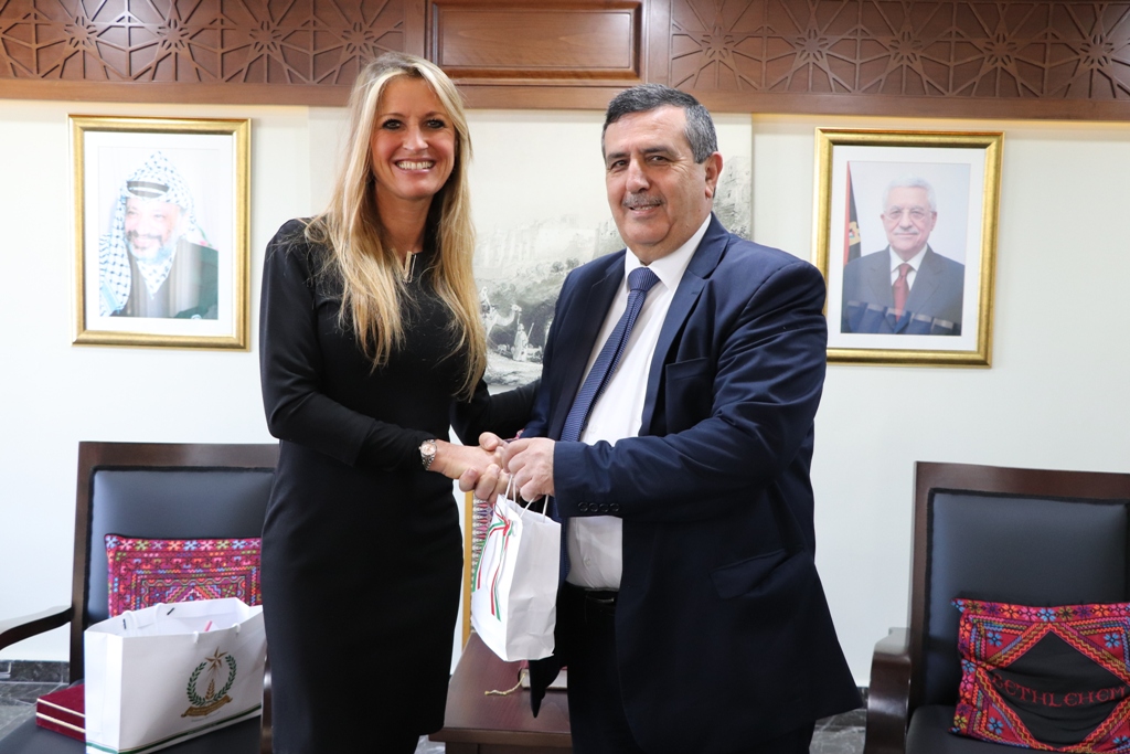 بلدية بيت لحم تستقبل 10 وفود من مدن متوأمة وشريكة  والمعهد الأرزق من روما يتبرع بمعدات طبية لبلدية بيت لحم