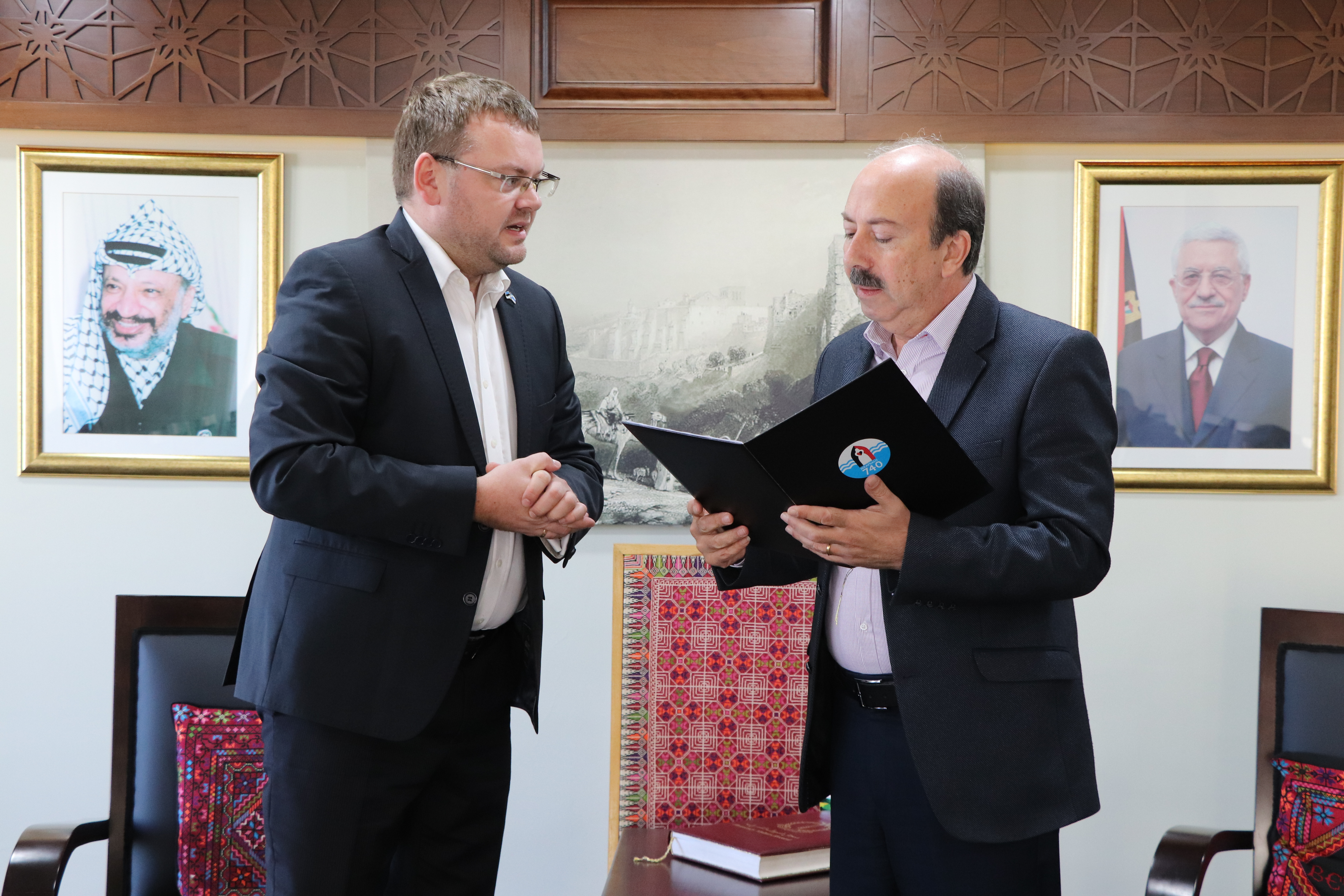 بلدية بيت لحم تستقبل 10 وفود من مدن متوأمة وشريكة  والمعهد الأرزق من روما يتبرع بمعدات طبية لبلدية بيت لحم