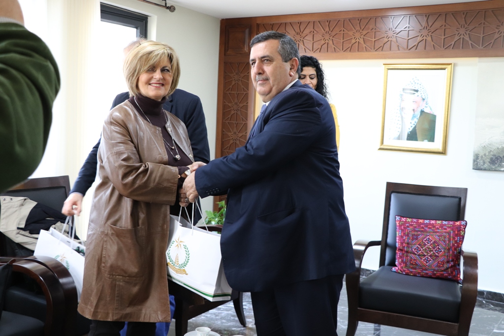 بلدية بيت لحم تستقبل 10 وفود من مدن متوأمة وشريكة  والمعهد الأرزق من روما يتبرع بمعدات طبية لبلدية بيت لحم