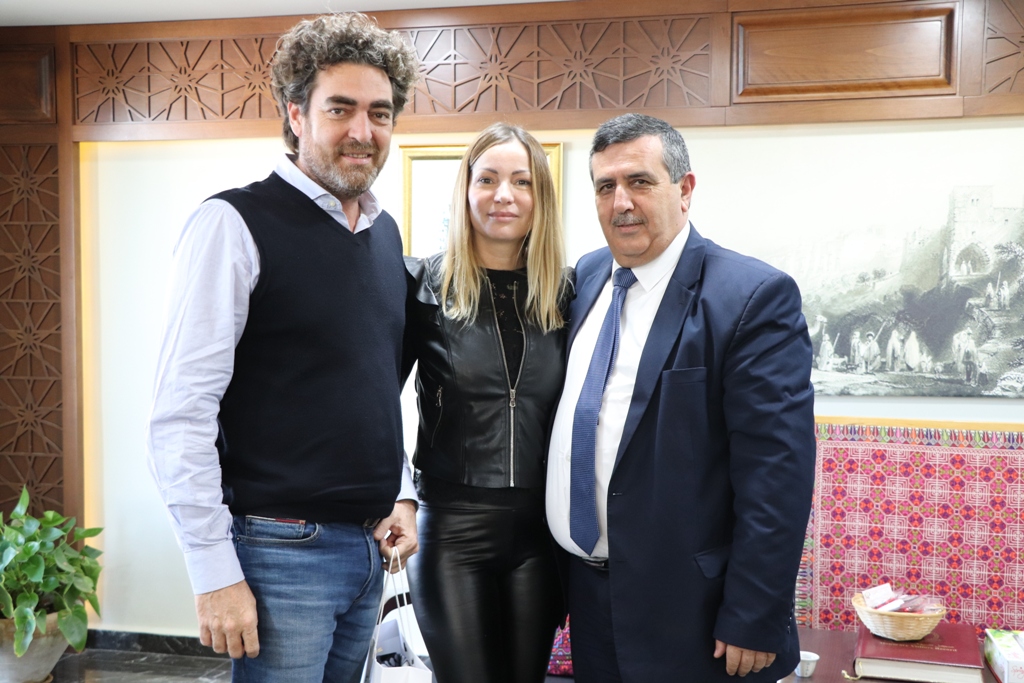 بلدية بيت لحم تستقبل 10 وفود من مدن متوأمة وشريكة  والمعهد الأرزق من روما يتبرع بمعدات طبية لبلدية بيت لحم