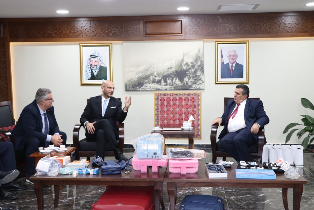 بلدية بيت لحم تستقبل 10 وفود من مدن متوأمة وشريكة  والمعهد الأرزق من روما يتبرع بمعدات طبية لبلدية بيت لحم