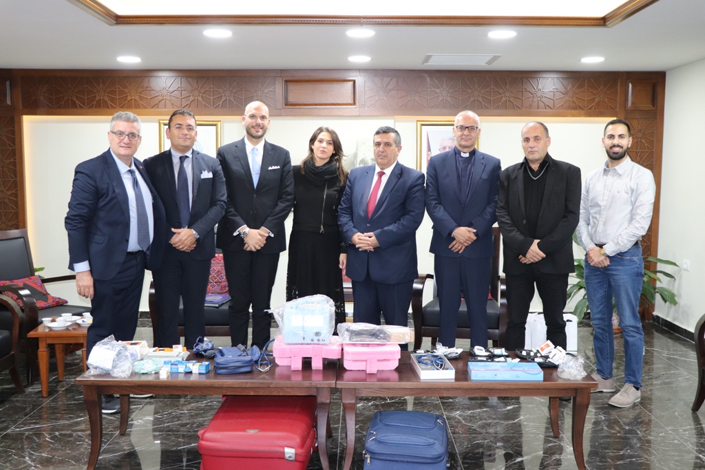 بلدية بيت لحم تستقبل 10 وفود من مدن متوأمة وشريكة  والمعهد الأرزق من روما يتبرع بمعدات طبية لبلدية بيت لحم