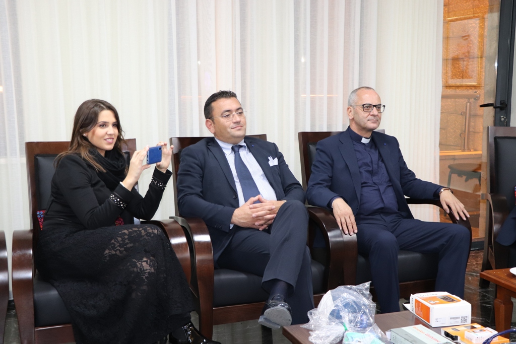 بلدية بيت لحم تستقبل 10 وفود من مدن متوأمة وشريكة  والمعهد الأرزق من روما يتبرع بمعدات طبية لبلدية بيت لحم