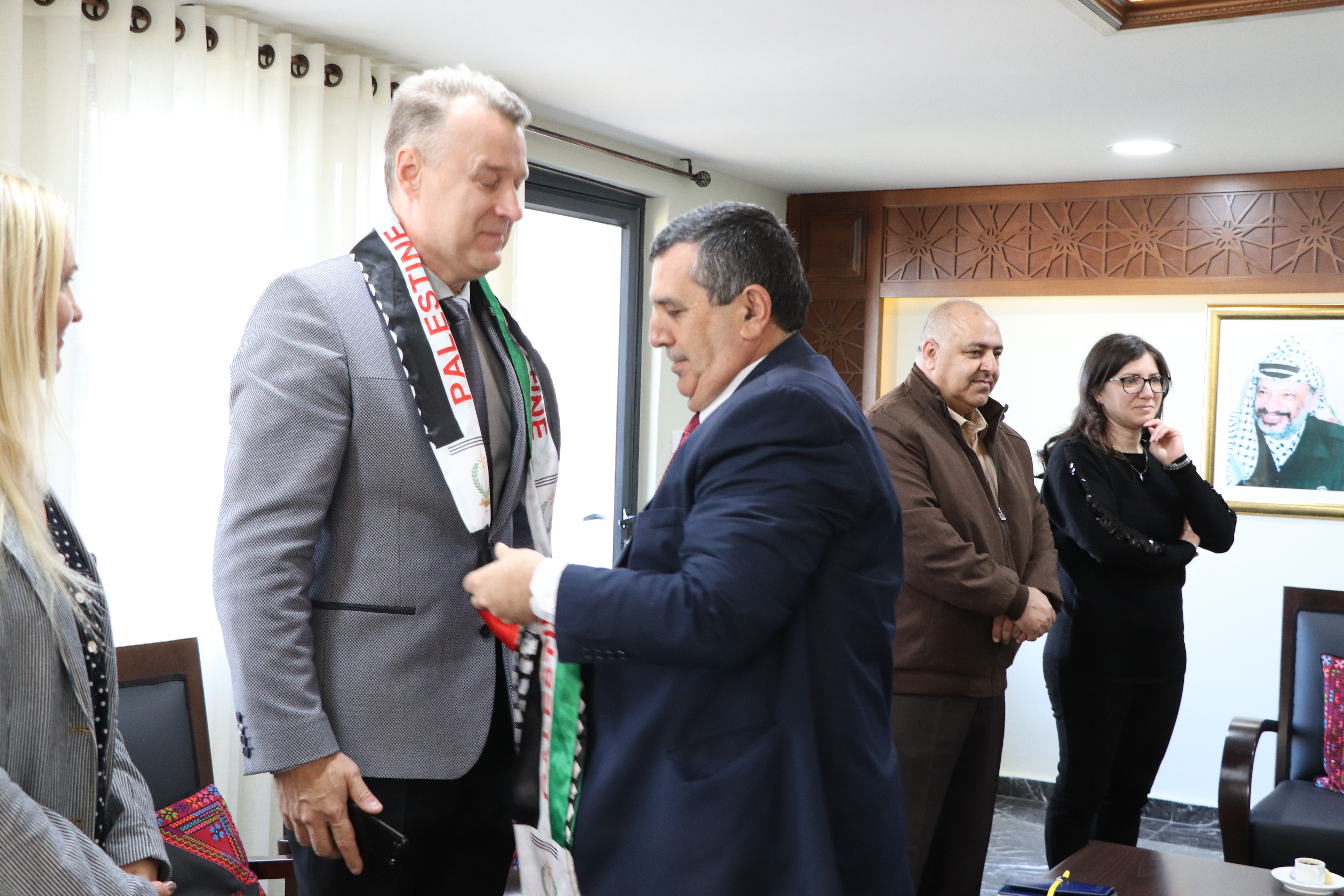 بلدية بيت لحم تستقبل 10 وفود من مدن متوأمة وشريكة  والمعهد الأرزق من روما يتبرع بمعدات طبية لبلدية بيت لحم