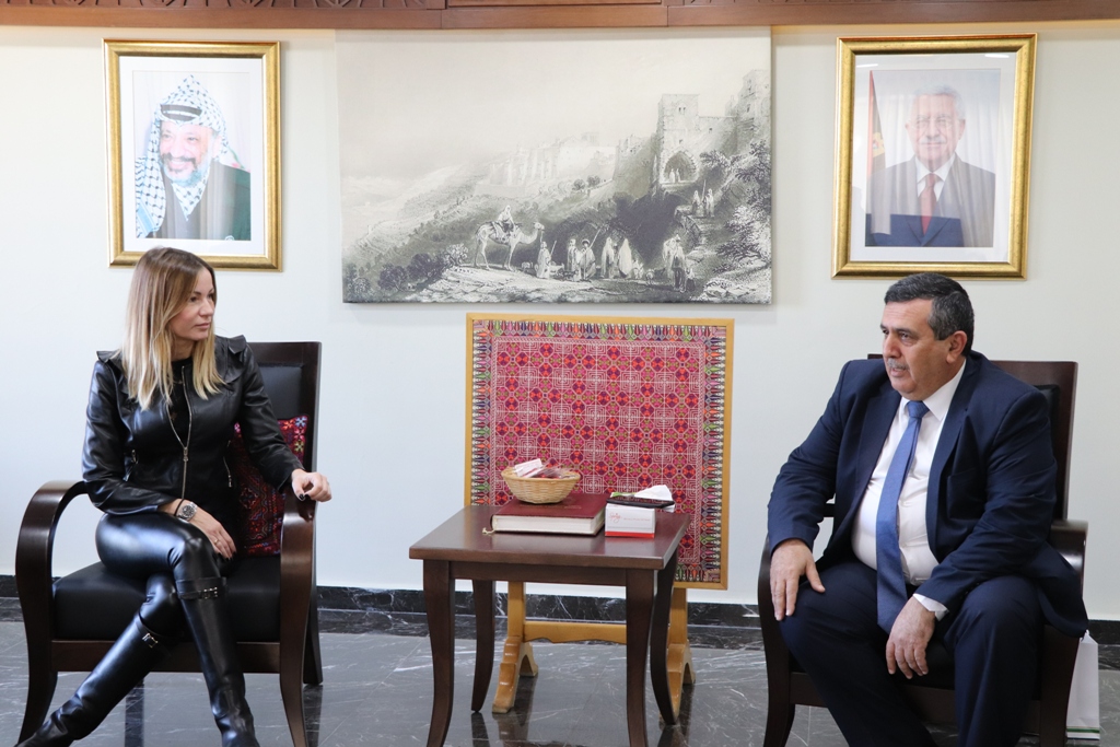 بلدية بيت لحم تستقبل 10 وفود من مدن متوأمة وشريكة  والمعهد الأرزق من روما يتبرع بمعدات طبية لبلدية بيت لحم