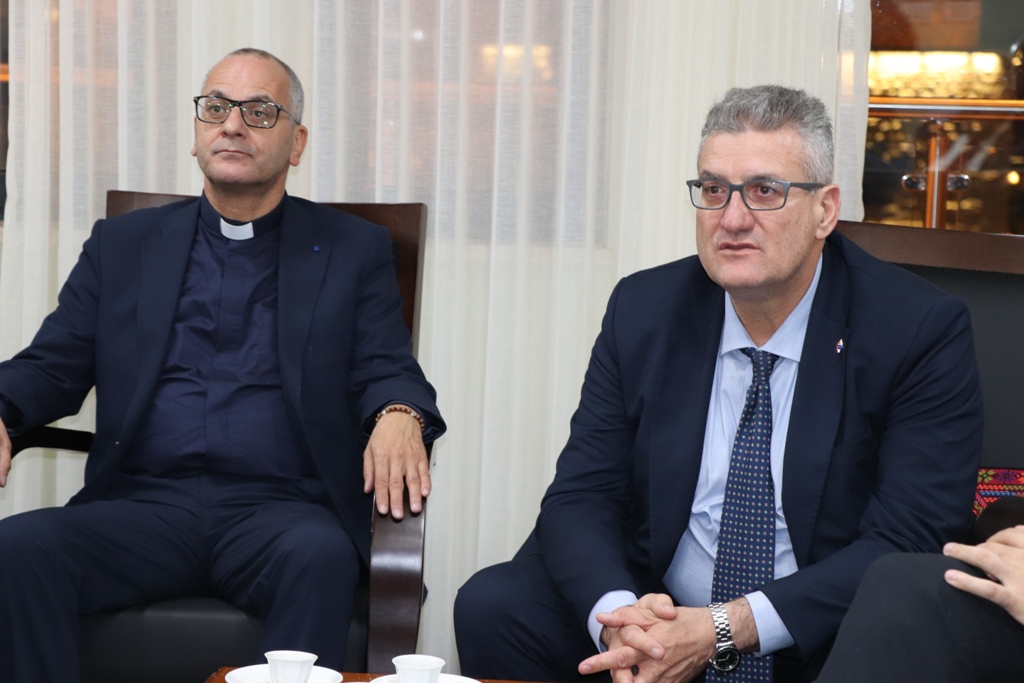 بلدية بيت لحم تستقبل 10 وفود من مدن متوأمة وشريكة  والمعهد الأرزق من روما يتبرع بمعدات طبية لبلدية بيت لحم