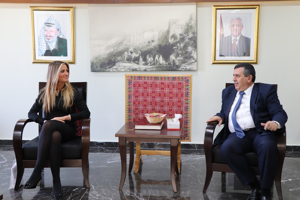 بلدية بيت لحم تستقبل 10 وفود من مدن متوأمة وشريكة  والمعهد الأرزق من روما يتبرع بمعدات طبية لبلدية بيت لحم