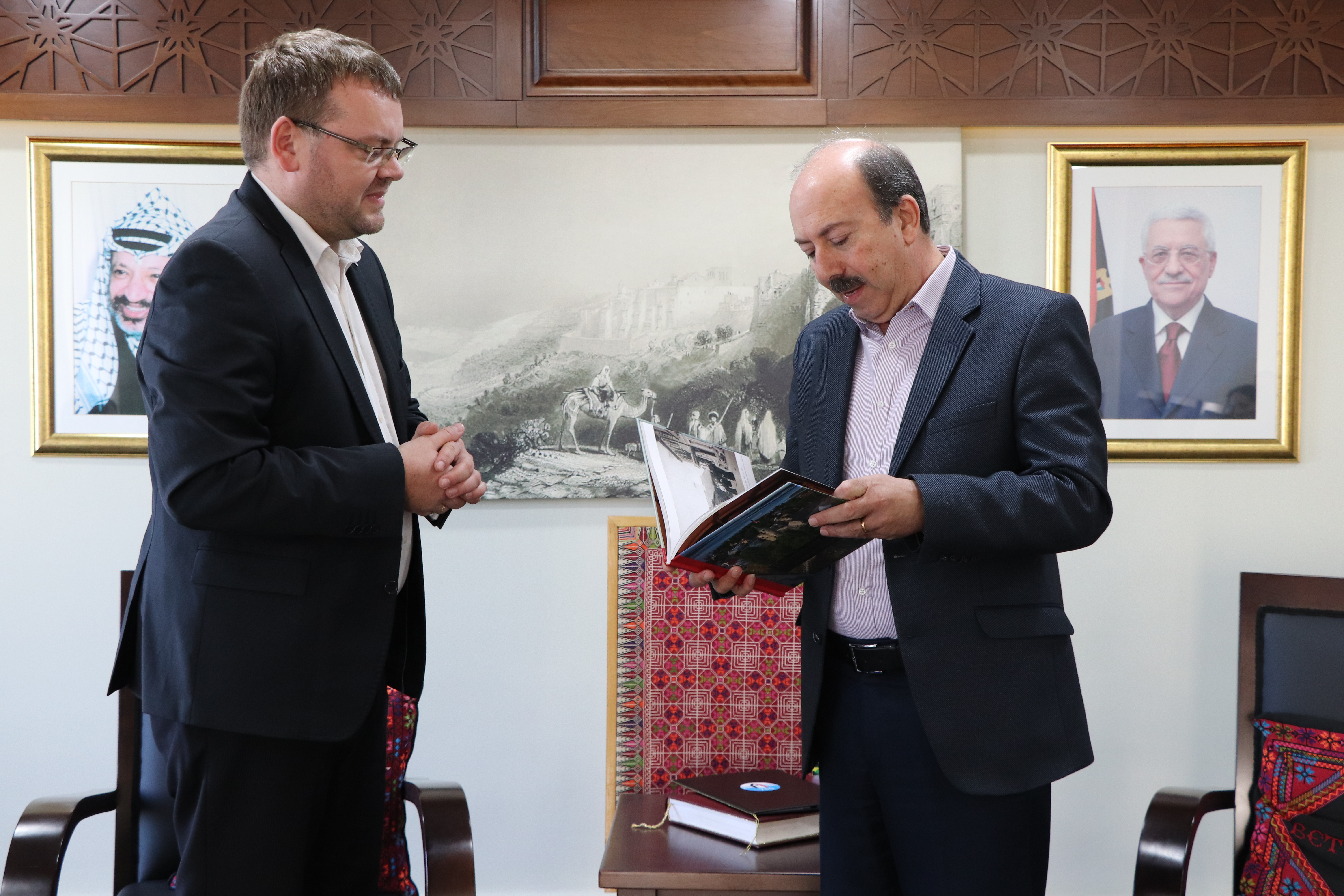 بلدية بيت لحم تستقبل 10 وفود من مدن متوأمة وشريكة  والمعهد الأرزق من روما يتبرع بمعدات طبية لبلدية بيت لحم