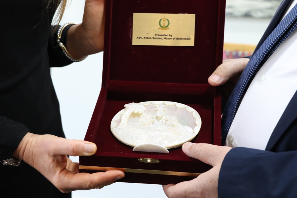 بلدية بيت لحم تستقبل 10 وفود من مدن متوأمة وشريكة  والمعهد الأرزق من روما يتبرع بمعدات طبية لبلدية بيت لحم