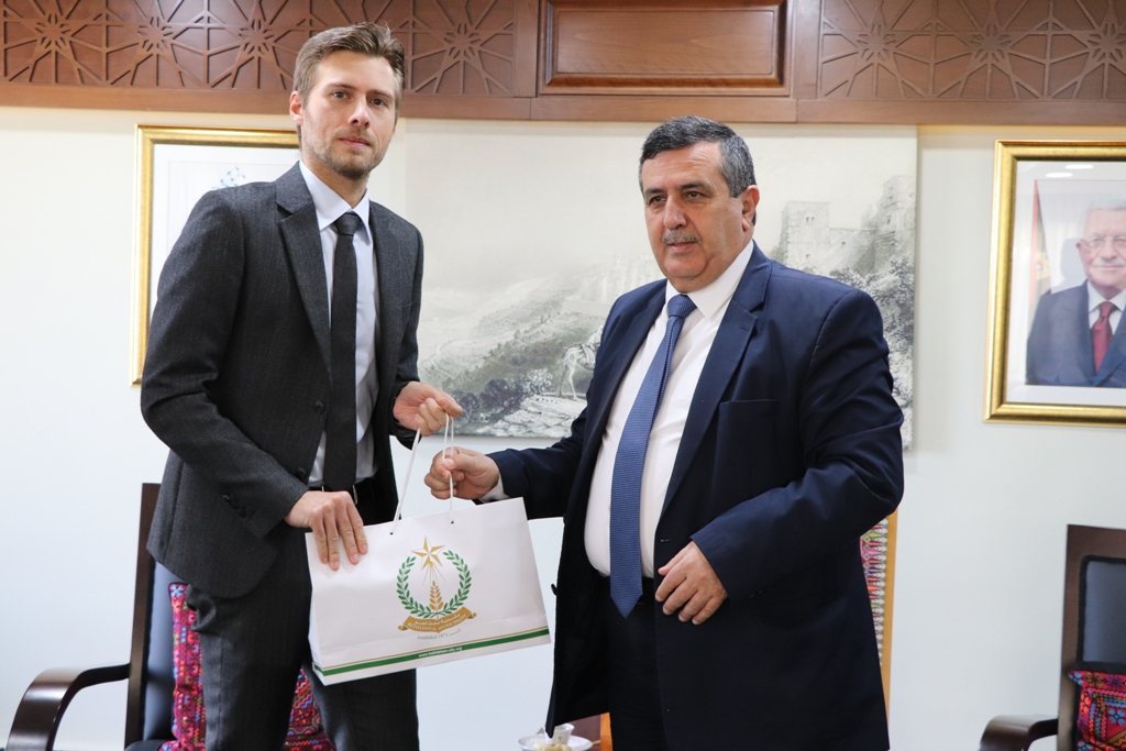 بلدية بيت لحم تستقبل 10 وفود من مدن متوأمة وشريكة  والمعهد الأرزق من روما يتبرع بمعدات طبية لبلدية بيت لحم