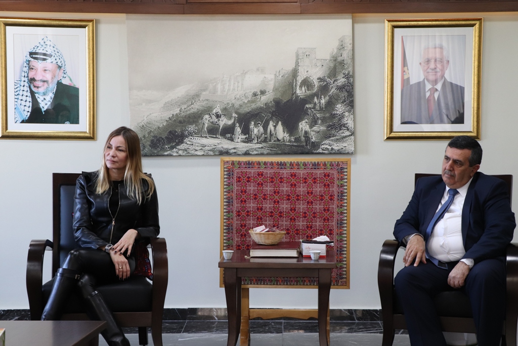 بلدية بيت لحم تستقبل 10 وفود من مدن متوأمة وشريكة  والمعهد الأرزق من روما يتبرع بمعدات طبية لبلدية بيت لحم