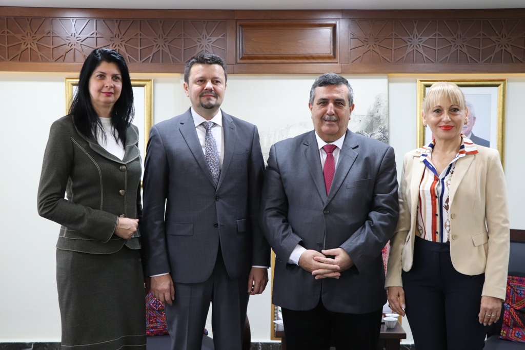 بلدية بيت لحم تستقبل 10 وفود من مدن متوأمة وشريكة  والمعهد الأرزق من روما يتبرع بمعدات طبية لبلدية بيت لحم