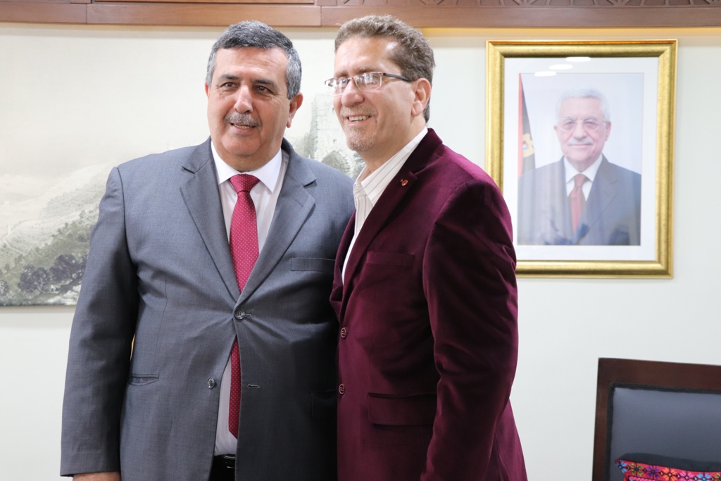 بلدية بيت لحم تستقبل 10 وفود من مدن متوأمة وشريكة  والمعهد الأرزق من روما يتبرع بمعدات طبية لبلدية بيت لحم