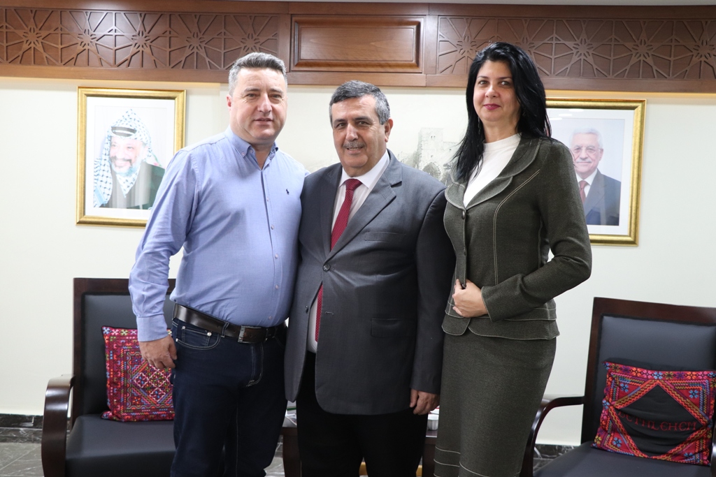 بلدية بيت لحم تستقبل 10 وفود من مدن متوأمة وشريكة  والمعهد الأرزق من روما يتبرع بمعدات طبية لبلدية بيت لحم