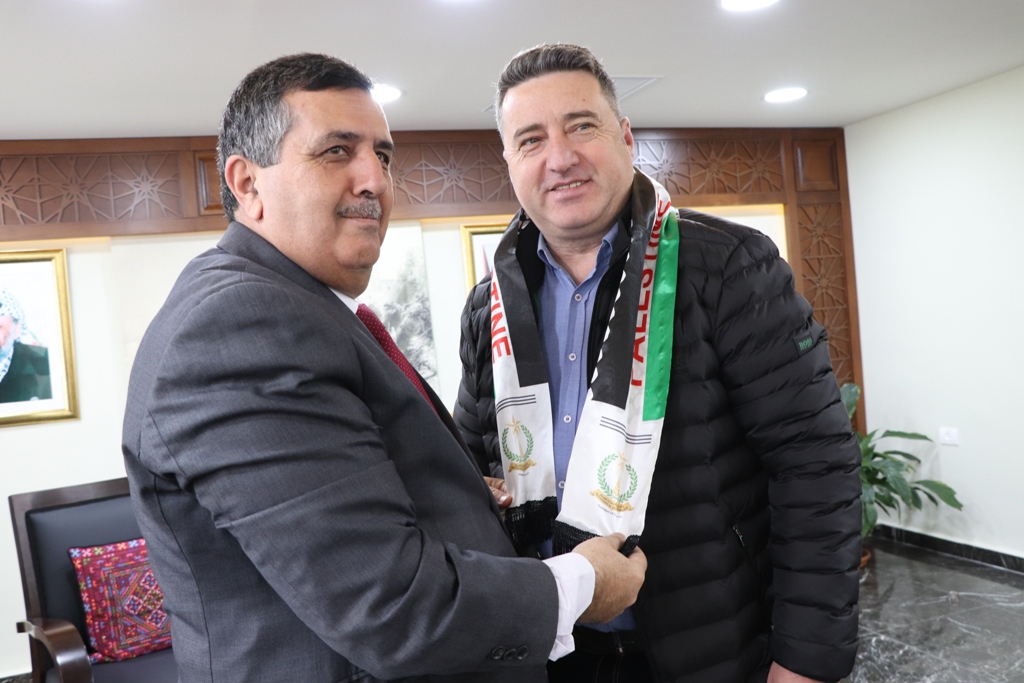 بلدية بيت لحم تستقبل 10 وفود من مدن متوأمة وشريكة  والمعهد الأرزق من روما يتبرع بمعدات طبية لبلدية بيت لحم