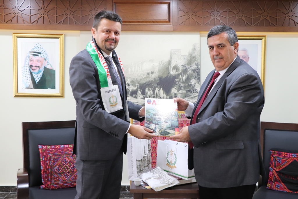 بلدية بيت لحم تستقبل 10 وفود من مدن متوأمة وشريكة  والمعهد الأرزق من روما يتبرع بمعدات طبية لبلدية بيت لحم