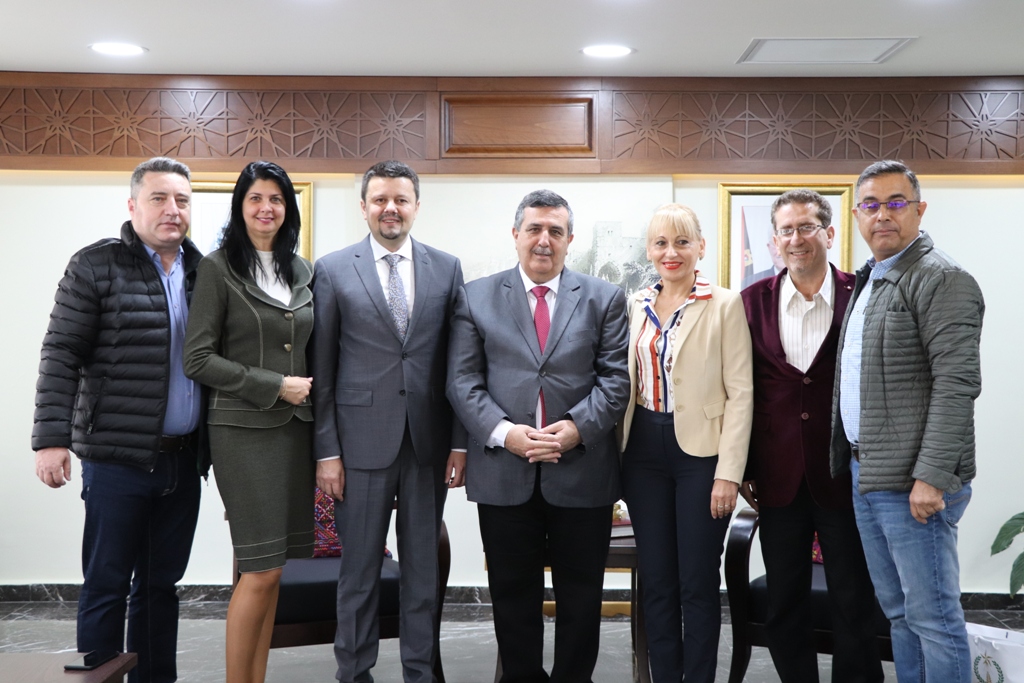 بلدية بيت لحم تستقبل 10 وفود من مدن متوأمة وشريكة  والمعهد الأرزق من روما يتبرع بمعدات طبية لبلدية بيت لحم