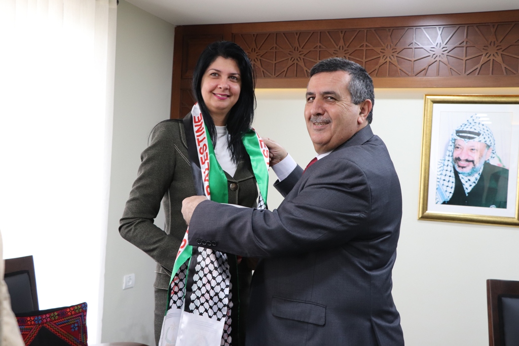 بلدية بيت لحم تستقبل 10 وفود من مدن متوأمة وشريكة  والمعهد الأرزق من روما يتبرع بمعدات طبية لبلدية بيت لحم