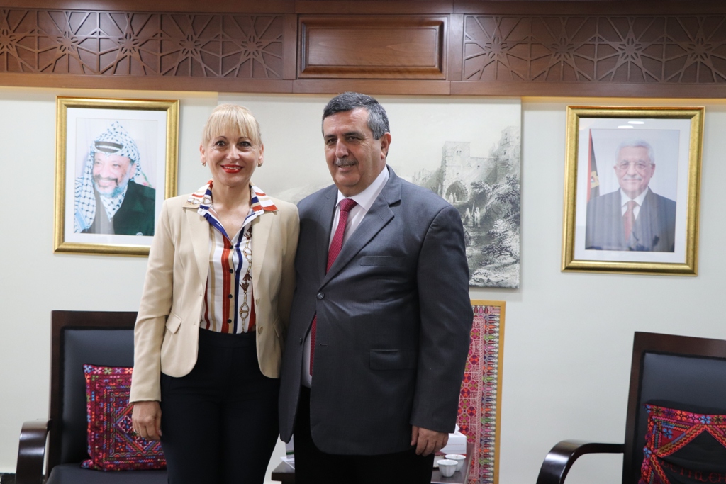 بلدية بيت لحم تستقبل 10 وفود من مدن متوأمة وشريكة  والمعهد الأرزق من روما يتبرع بمعدات طبية لبلدية بيت لحم