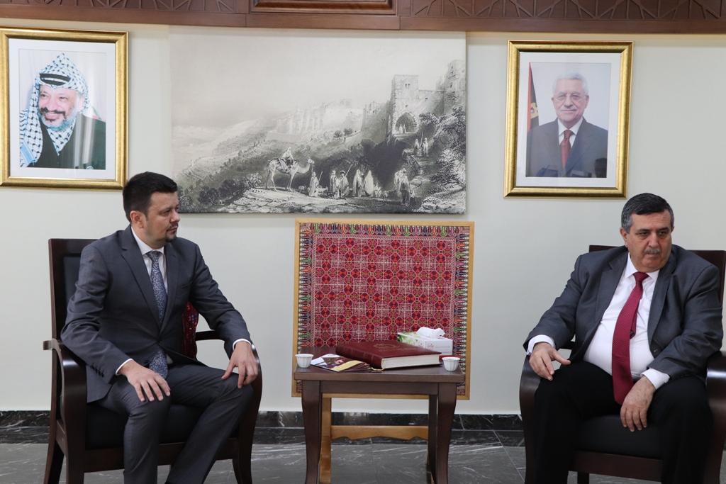 بلدية بيت لحم تستقبل 10 وفود من مدن متوأمة وشريكة  والمعهد الأرزق من روما يتبرع بمعدات طبية لبلدية بيت لحم