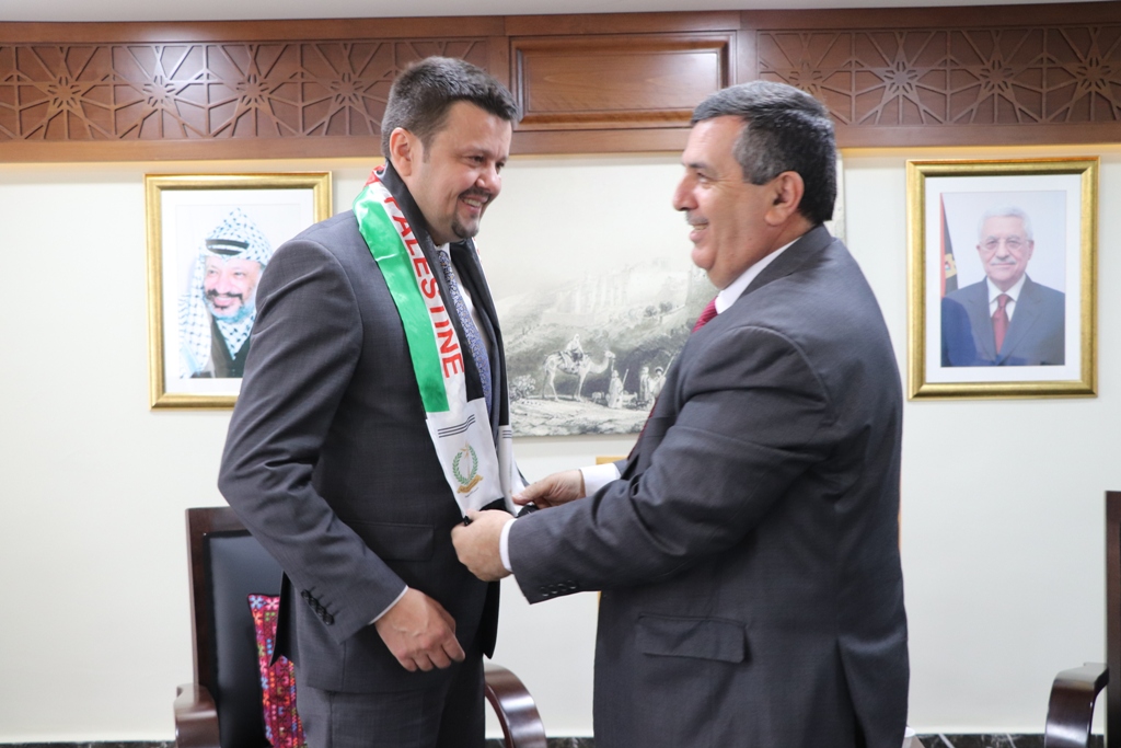 بلدية بيت لحم تستقبل 10 وفود من مدن متوأمة وشريكة  والمعهد الأرزق من روما يتبرع بمعدات طبية لبلدية بيت لحم