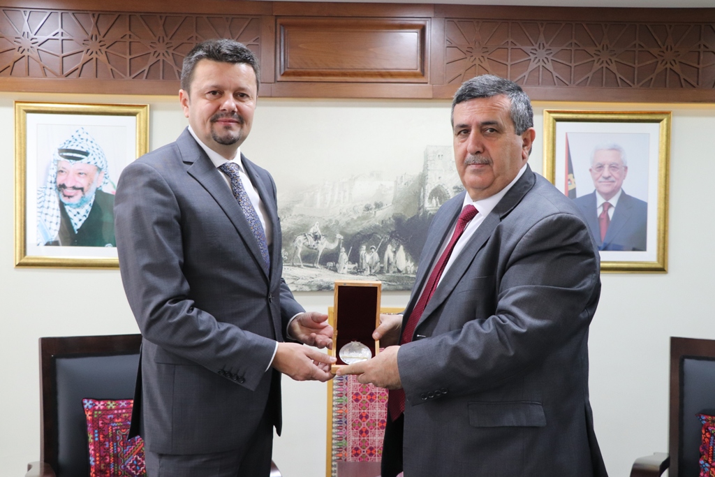 بلدية بيت لحم تستقبل 10 وفود من مدن متوأمة وشريكة  والمعهد الأرزق من روما يتبرع بمعدات طبية لبلدية بيت لحم