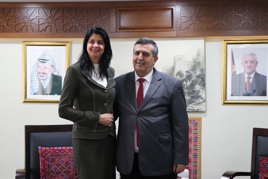 بلدية بيت لحم تستقبل 10 وفود من مدن متوأمة وشريكة  والمعهد الأرزق من روما يتبرع بمعدات طبية لبلدية بيت لحم