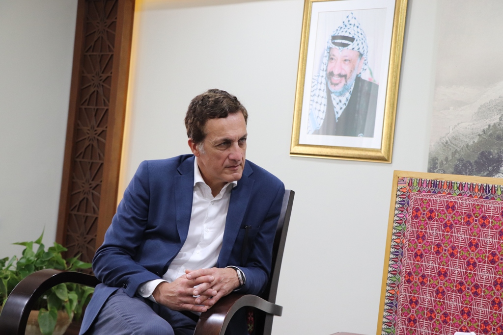 بلدية بيت لحم تستقبل 10 وفود من مدن متوأمة وشريكة  والمعهد الأرزق من روما يتبرع بمعدات طبية لبلدية بيت لحم