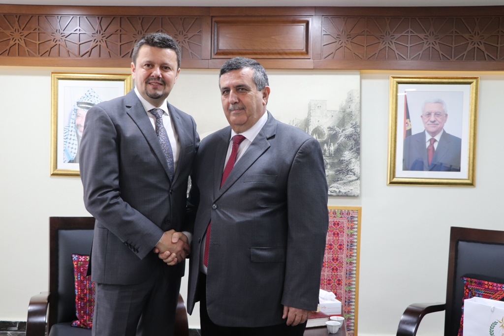 بلدية بيت لحم تستقبل 10 وفود من مدن متوأمة وشريكة  والمعهد الأرزق من روما يتبرع بمعدات طبية لبلدية بيت لحم