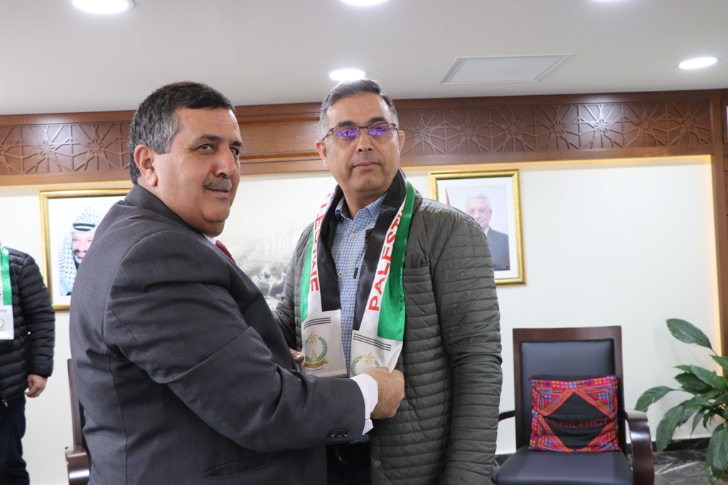 بلدية بيت لحم تستقبل 10 وفود من مدن متوأمة وشريكة  والمعهد الأرزق من روما يتبرع بمعدات طبية لبلدية بيت لحم