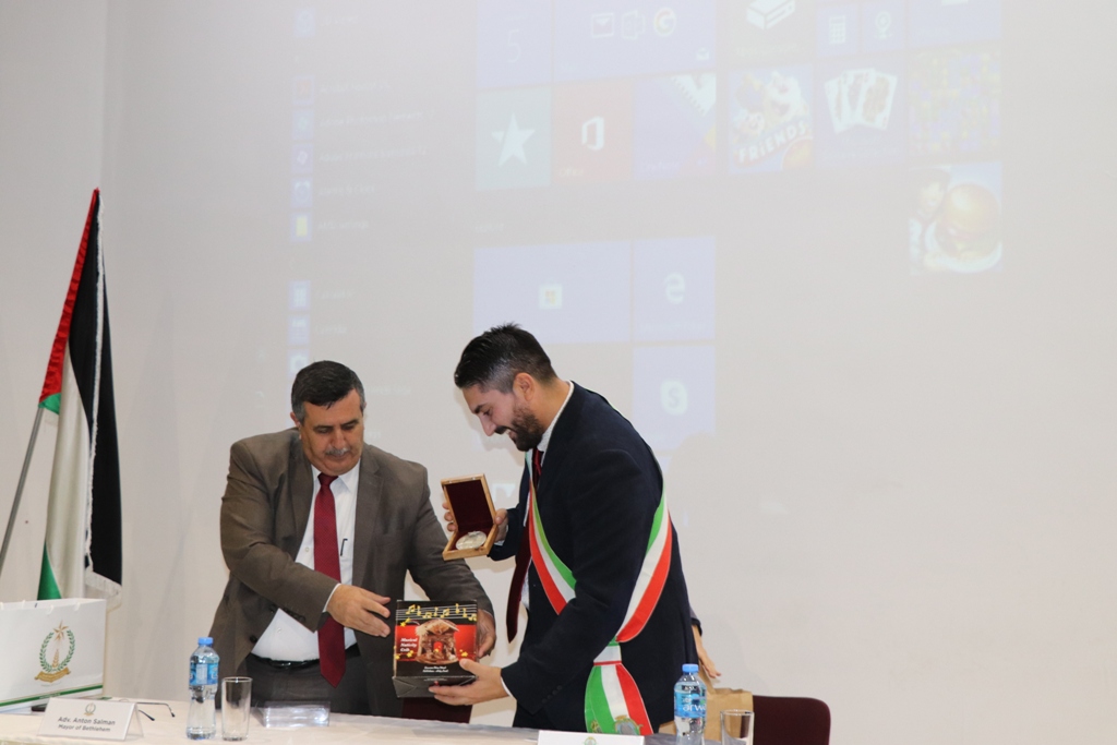 اتفاقية صداقة جديدة بين بلديتي بيت لحم وكوماكيو الإيطالية