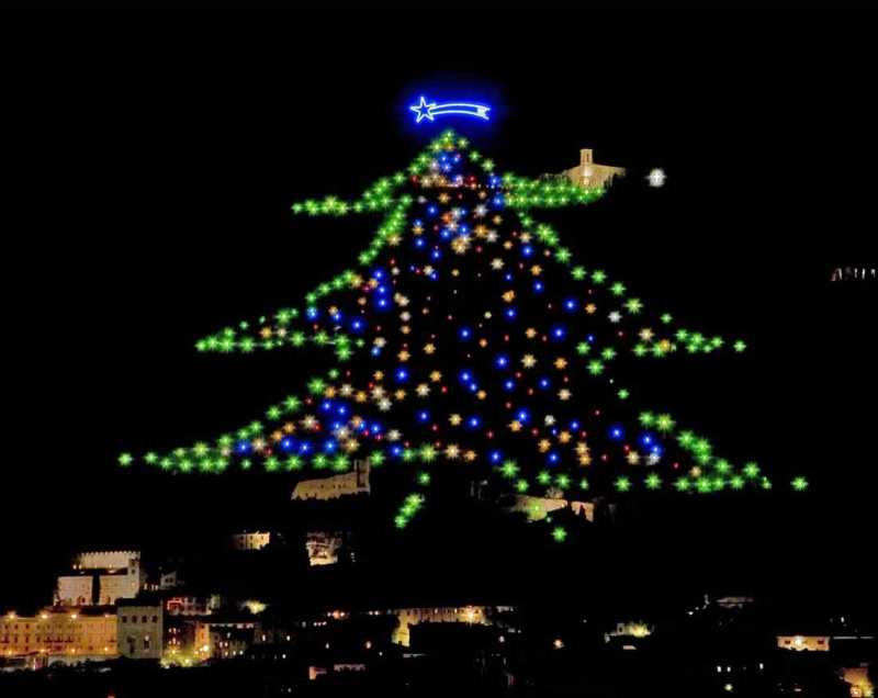 وفد فلسطيني رفيع المستوى يشارك في حفل إضاءة شجرة عيد الميلاد المجيد في جوبيو وأسيزي الإيطاليتان