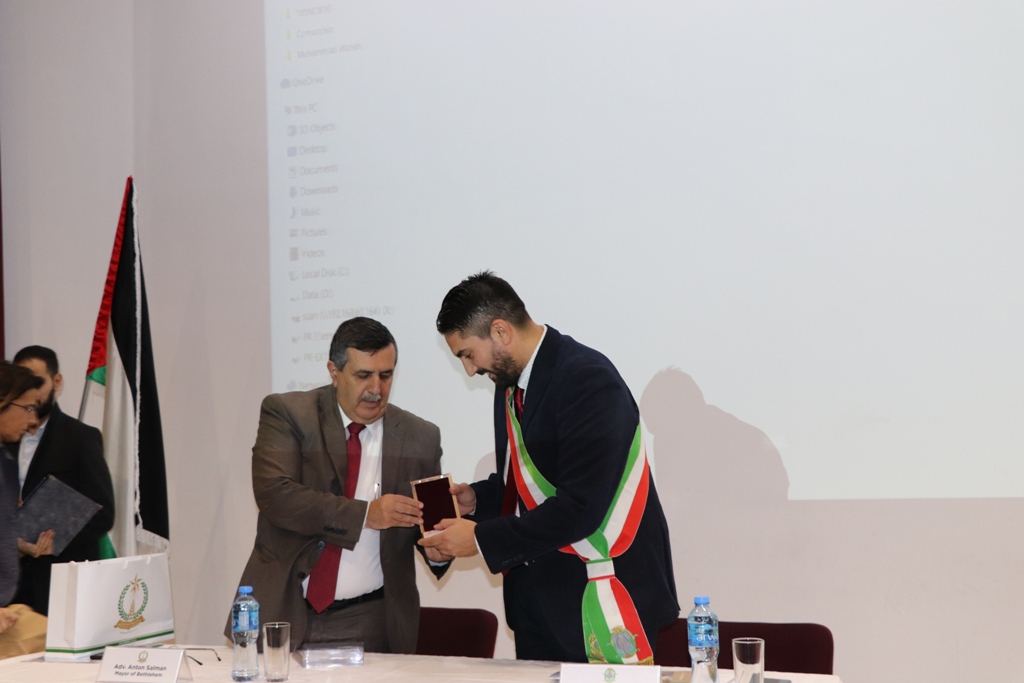 اتفاقية صداقة جديدة بين بلديتي بيت لحم وكوماكيو الإيطالية