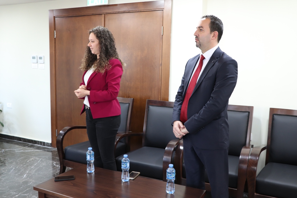 رئيس بلدية بيت لحم يمنح مدير المعهد الأزرق شهادة مواطنة فخرية لمدينة بيت لحم