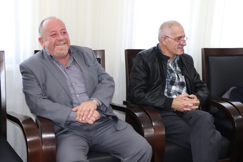 رئيس بلدية بيت لحم يمنح مدير المعهد الأزرق شهادة مواطنة فخرية لمدينة بيت لحم