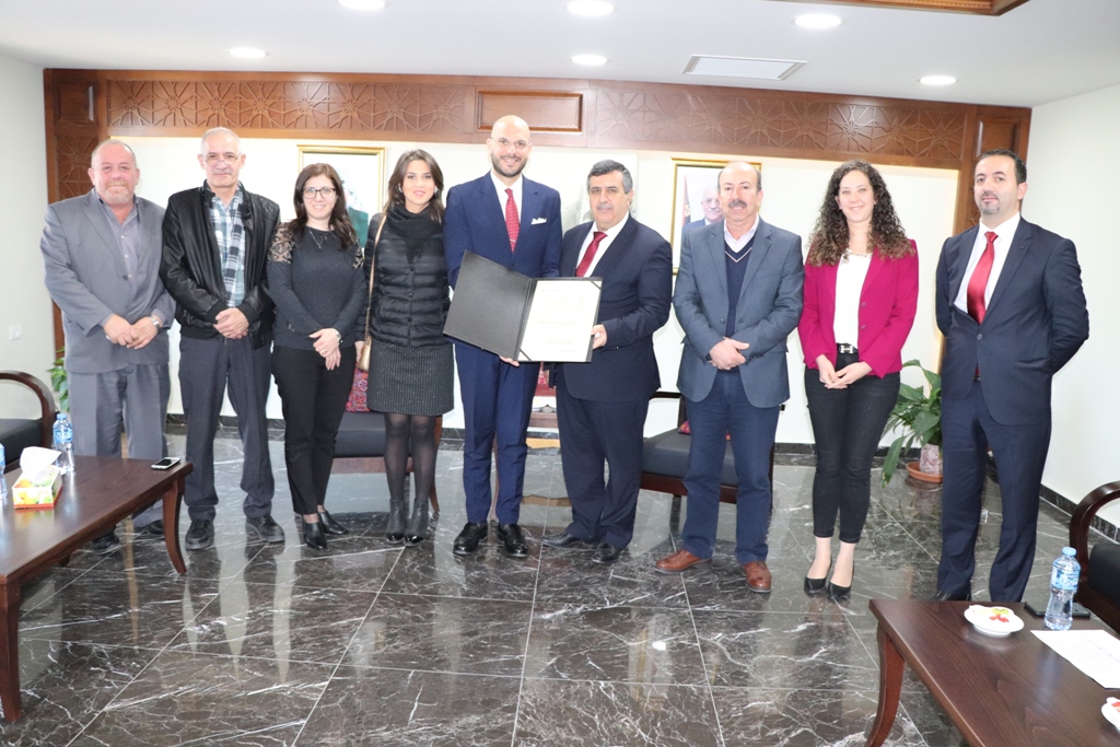 رئيس بلدية بيت لحم يمنح مدير المعهد الأزرق شهادة مواطنة فخرية لمدينة بيت لحم