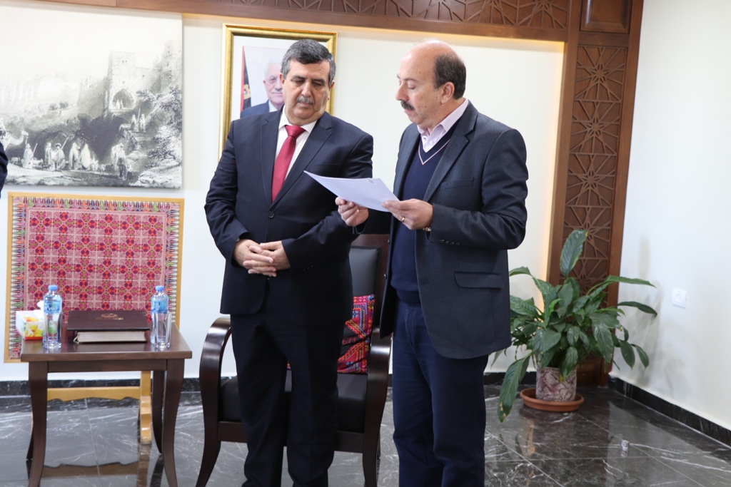 رئيس بلدية بيت لحم يمنح مدير المعهد الأزرق شهادة مواطنة فخرية لمدينة بيت لحم