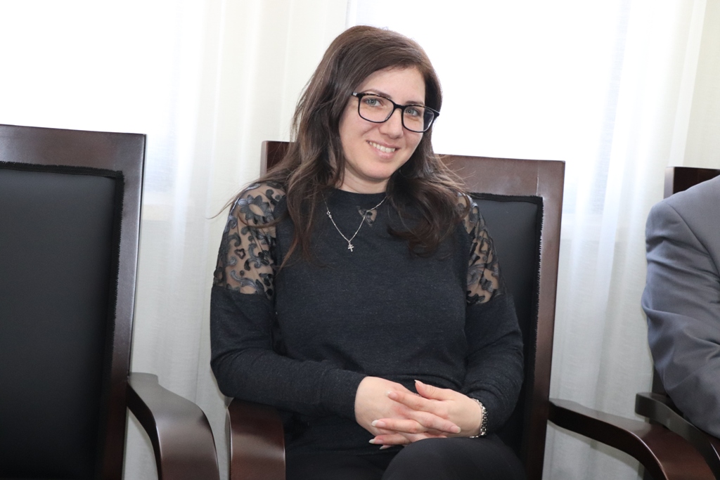 رئيس بلدية بيت لحم يمنح مدير المعهد الأزرق شهادة مواطنة فخرية لمدينة بيت لحم